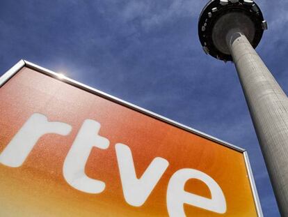 Cartel con el logotipo de RTVE a la puerta de Torrespa&ntilde;a, sede de los informativos de RTVE, junto al Pirul&iacute;.