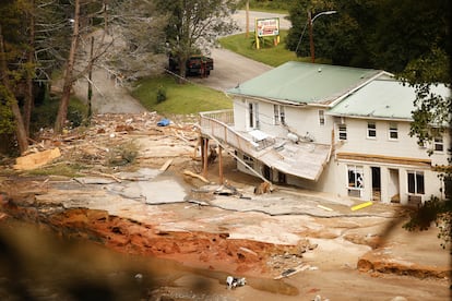 Los escombros de un edificio dañado cerca del río Broad después de que las aguas de la inundación enviaron un violento torrente a través de la ciudad, por el paso del huracán 'Helene' en Chimney Rock, Carolina del Norte. 