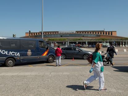 Efectivos de la Policía realizando un control de seguridad de vehículos delante de la estación de Santa Justa de Sevilla.