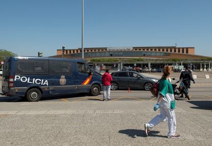 Efectivos de la Policía realizando un control de seguridad de vehículos delante de la estación de Santa Justa de Sevilla.
