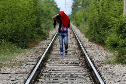 Un inmigrante afgano anda en una vía de tren tras un intento fallido de pasar de Grecia a Macedonia por el pueblo fronterizo de Idomeni, en la provincia de Kilkis.