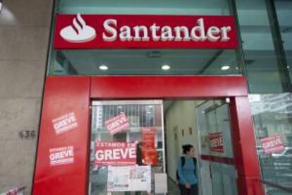 Una mujer fue registrada este jueves al salir de una entidad bancaria en Sao Paulo (Brasil), donde los empleados del sector iniciaron una huelga indefinida para demandar mejoras salariales y una mayor participación en los beneficios de las empresas.