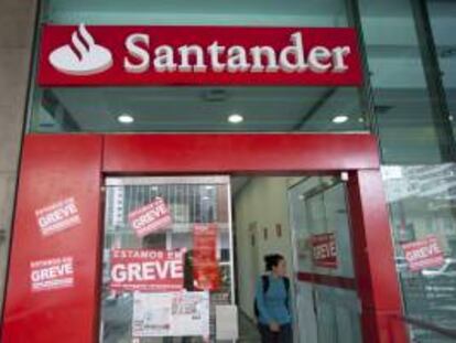 Una mujer fue registrada este jueves al salir de una entidad bancaria en Sao Paulo (Brasil), donde los empleados del sector iniciaron una huelga indefinida para demandar mejoras salariales y una mayor participación en los beneficios de las empresas.