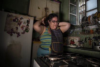 Com mais engenhosidade do que recursos, Colón lida com a escassez agravada pela pandemia em Cuba postando suas criações culinárias no Facebook, ajudando muitos compatriotas a resolver seu dia-a-dia em meio à escassez intermitente.