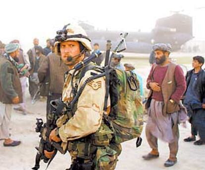 Un soldado de élite de EE UU aguarda junto a guerrilleros de la Alianza en la ciudad de Jodja  Bachaudin.