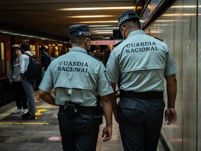 Elementos de la Guardia Nacional vigilan los andenes de la estación Bellas Artes del Metro de Ciudad de México, el 12 de enero de 2023.