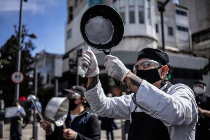 Empleados de restaurantes hacen sonar cacerolas, a manera de protesta, este martes en Ciudad de México.