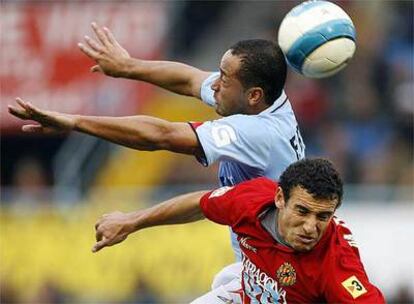 Baiano pugna por un balón aéreo con Matellán