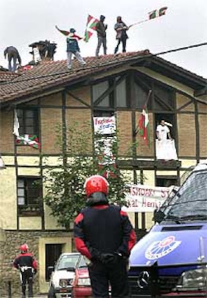 Radicales encaramados al tejado de la <i>herriko taberna</i> de Durango.