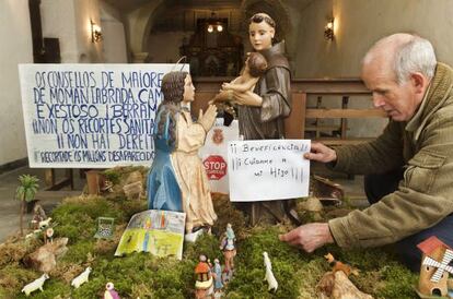 Un vecino del pueblo ultima los detalles del belén de la parroquia de Momán, en Xermade (Lugo)