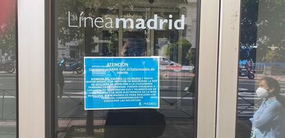 Una de las oficinas de Línea Madrid cerradas durante la primera mañana de la fase 2.