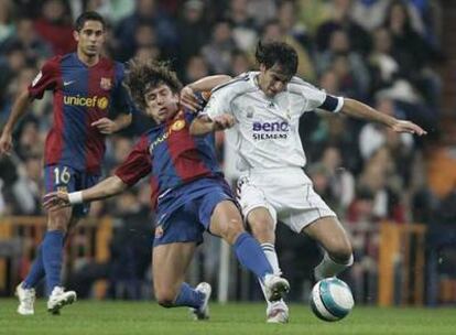 Raúl trata de superar a Puyol durante el Madrid-Barcelona de la primera vuelta (2-0).