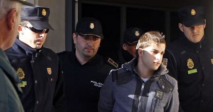 La policía traslada a Carcaño a una declaración judicial.