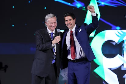 José Antonio Kast y Eduardo Verástegui se saludan durante la Conferencia de Acción Política Conservadora.