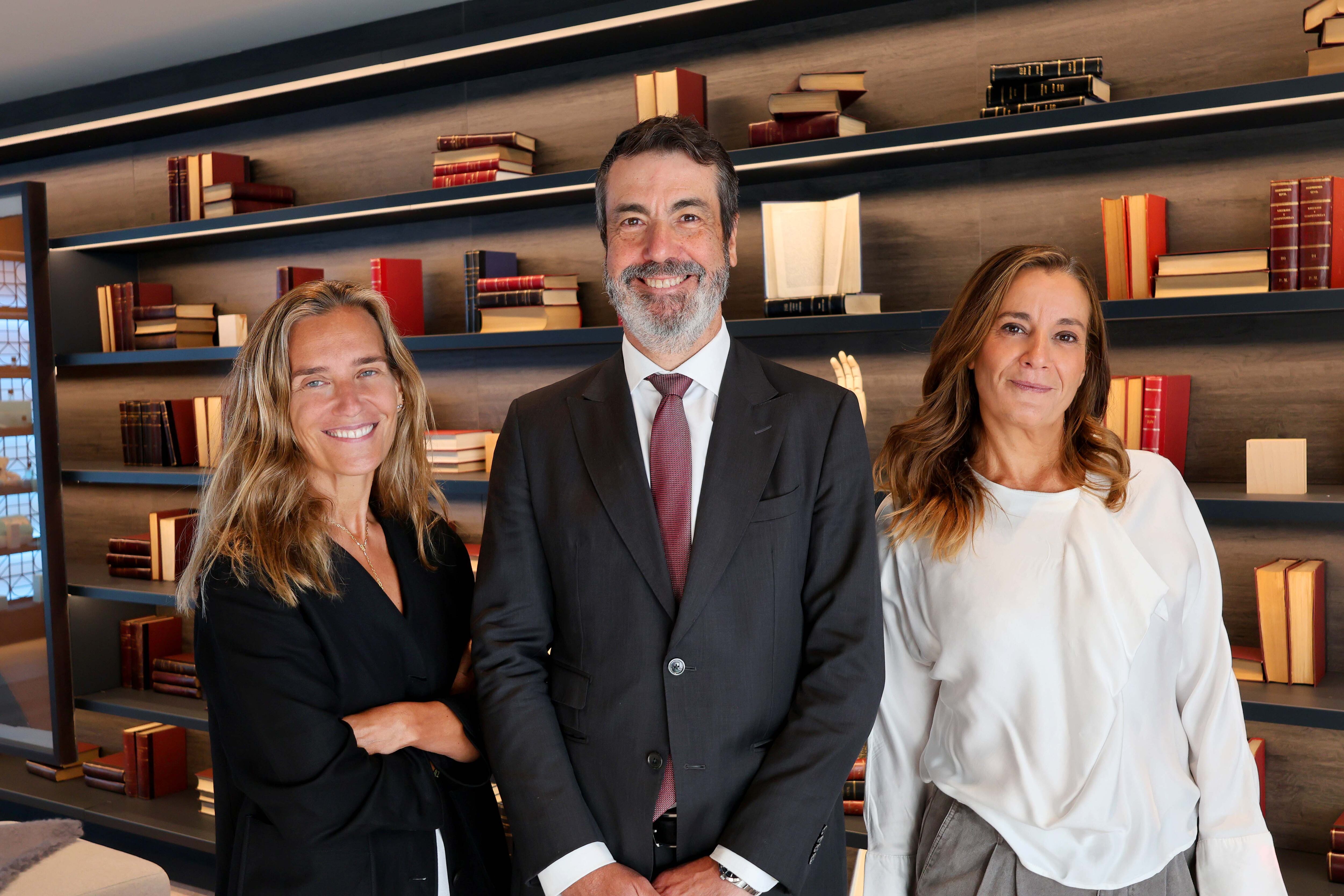 En la foto, de izq. a dcha.: Cristina Camarero (socia directora Ontier España), Carlos Rodríguez (socio de fiscal) y Teresa Valdelomar (responsable de fiscal).