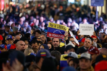  Decenas de personas participan en una manifestacin convocada en Madrid para apoyar al candidato opositor Edmundo Gonzlez.
