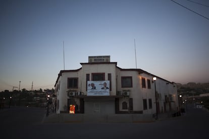 Fachada del sindicato de mineros con la imagen de López Obrador y el apoyo al polémico líder minero Napoleón Gómez Urrutia 
