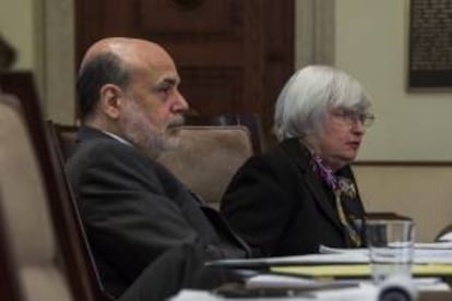 El presidente de la Reserva Federal (Fed) de EE.UU., Ben Bernanke, y su próxima sucesora Janet Yellen asisten a la reunión del consejo para discutir la versión final de la conocida como "Norma Volcker", que busca limitar la capacidad de los bancos de realizar actividades especulativas de riesgo con los fondos de sus clientes en busca de beneficio propio.