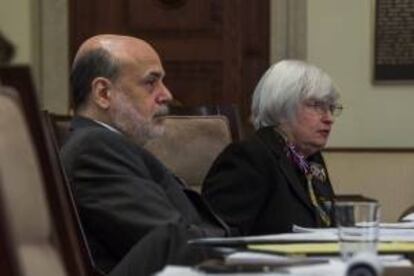 El presidente de la Reserva Federal (Fed) de EE.UU., Ben Bernanke, y su prxima sucesora Janet Yellen asisten a la reunin del consejo para discutir la versin final de la conocida como "Norma Volcker", que busca limitar la capacidad de los bancos de realizar actividades especulativas de riesgo con los fondos de sus clientes en busca de beneficio propio.