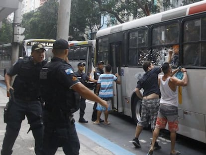 Moradores de Copacabana quebram a janela de um ônibus que seguia para a Zona Norte.