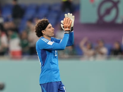 Guillermo Ochoa, portero de México, tras el partido con Polonia.