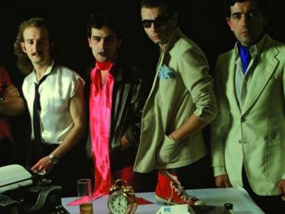Una foto promocional de la primera formación de Burning.