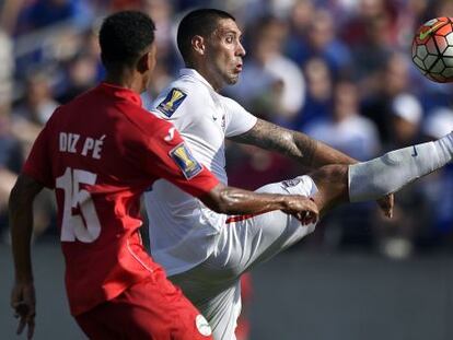 Clint Dempsey controla frente a Adrián Diz Pe.