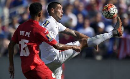 Clint Dempsey controla frente a Adrián Diz Pe.