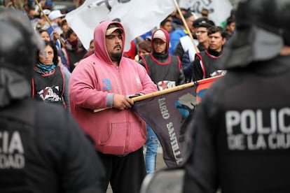 Manifestantes protestam contra crise e o governo Macri em Buenos Aires, na Argentina.