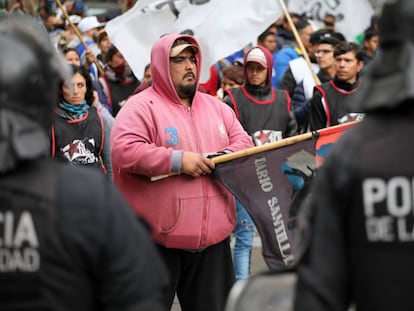 Manifestantes protestam contra crise e o governo Macri em Buenos Aires, na Argentina.