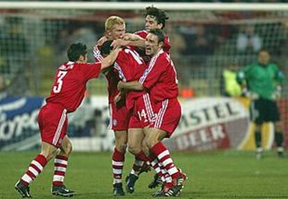 Pizarro, autor del gol de la victoria, es abrazado por sus compañeros.