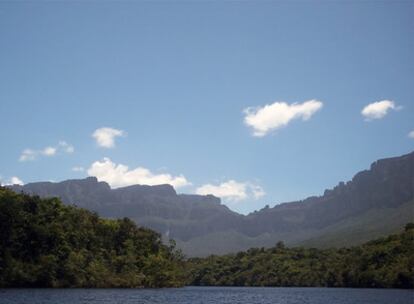 El caudaloso río Churún, afluente del Carrao, nutre las aguas del río Orinoco