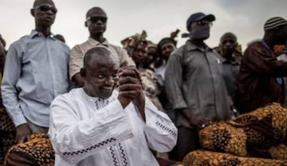 El presidente electo Adama Barrow saluda a sus seguidores, durante el último día de campaña, en Talinding.