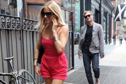 Sienna Miller seguida por Jude Law durante un paseo por Nueva York.