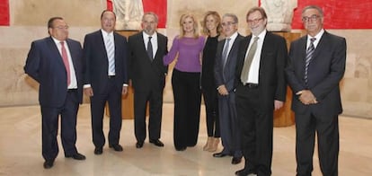 Los galardonados, con Polanco, Huffington, Garmendia, Sanz y Cebrián