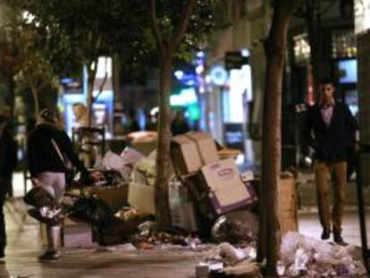 Basura acumulada anoche en la calle Montera de Madrid, cuando se cumple el undécimo día de huelga de limpieza en la capital.