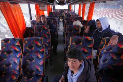 Migrantes que serán devueltos en autobús a Atenas (Grecia) desde eñ campo de refugiados de Idomeni.