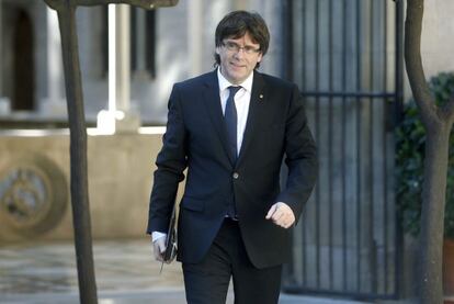 El presidente de la Generalitat, Carles Puigdemont, a su llegada a la reunión semanal del gobierno catalán que se produce tras los últimos recursos del Gobierno central a tres leyes catalanas ante el Tribunal Constitucional.