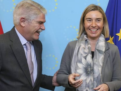 La alta representante de la Uni&oacute;n Europea para la Pol&iacute;tica Exterior, Federica Mogherini, con el ministro espa&ntilde;ol de Exteriores, Alfonso Dastis.