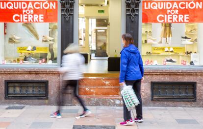 Un comercio del centro de Vitoria con carteles anunciando su liquidación a finales de marzo.