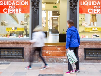 Un comercio del centro de Vitoria con carteles anunciando su liquidación a finales de marzo.
