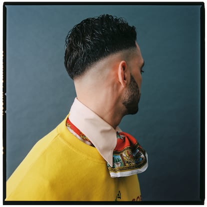 C. Tangana viste camisa de Gucci, pañuelo vintage y sudadera de Marc Jacobs x Snoopy.