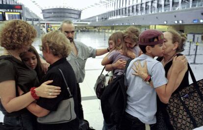 El matrimonio De Matteis-Skell se despide de sus familiares en el aeropuerto de Ezeiza antes de partir a Madrid, en 2002.