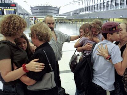 El matrimonio De Matteis-Skell se despide de sus familiares en el aeropuerto de Ezeiza antes de partir a Madrid, en 2002.