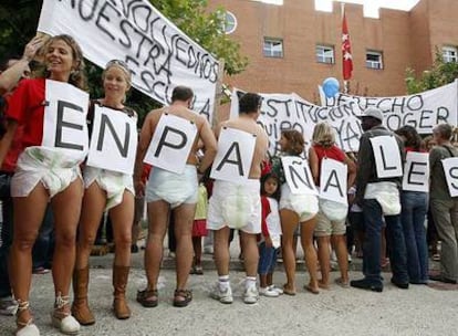 Madres y padres de alumnos de la escuela infantil El Tomillar protestan contra la destitución de la directora del centro.