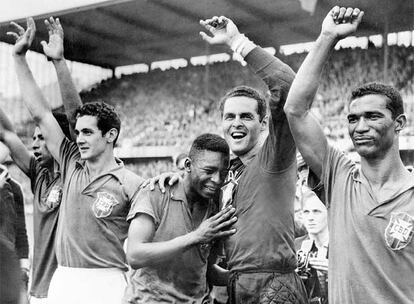 Pelé llora en el hombro de Gilmar tras ganar el Mundial de Suecia en 1958. A la izquierda de ambos, Vavá y Orlando, y a la derecha, Didí.