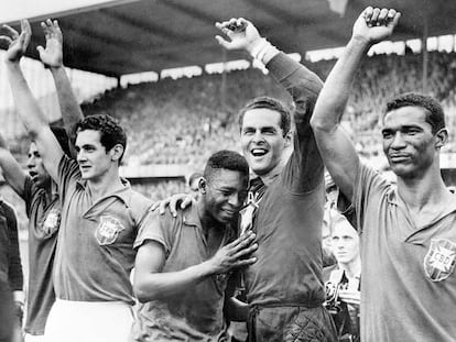 Pelé llora en el hombro de Gilmar tras ganar el Mundial de Suecia en 1958. A la izquierda de ambos, Vavá y Orlando, y a la derecha, Didí.