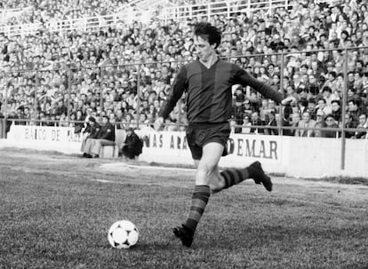 Cruyff, durante un partido con el Levante en 1981.