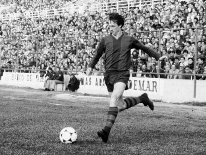 Cruyff, durante un partido con el Levante en 1981.