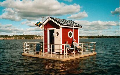 La única habitación del hotel Utter Inn, sobre las aguas del lago Mälaren, en Vasteras (Suecia).